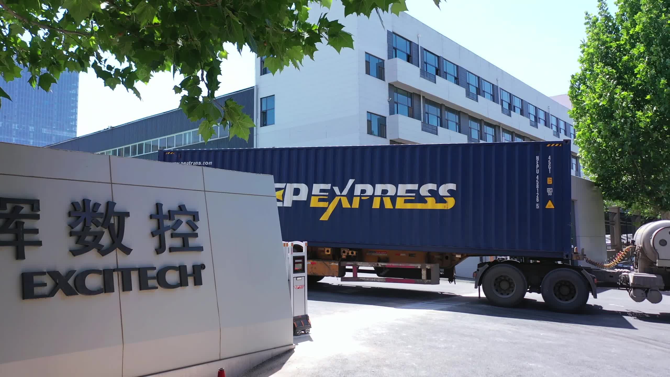Excitech فیکٹری صارفین کے آرڈر بھیج رہی ہے۔ سامان کو محفوظ طریقے سے گاہک کی فیکٹری میں پہنچا دیں۔